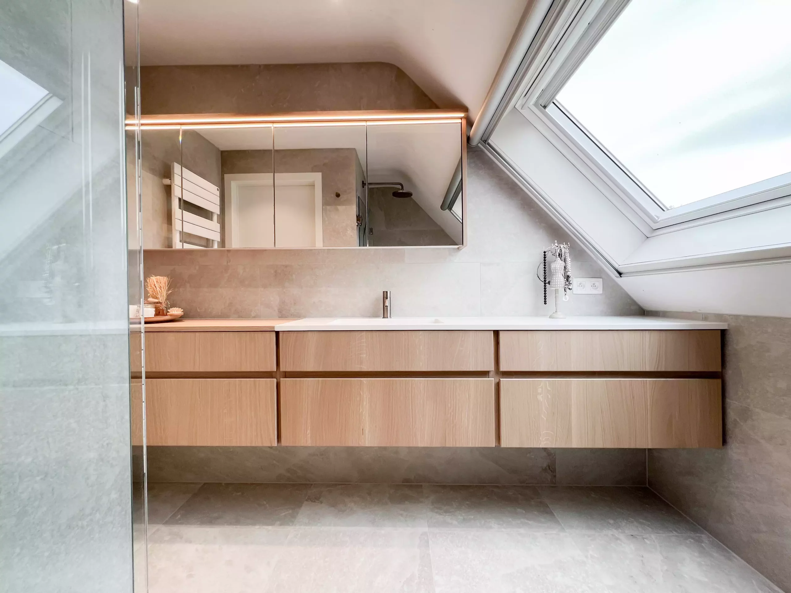 Een badkamer met een uitdagende vorm vraagt om slimme oplossingen.