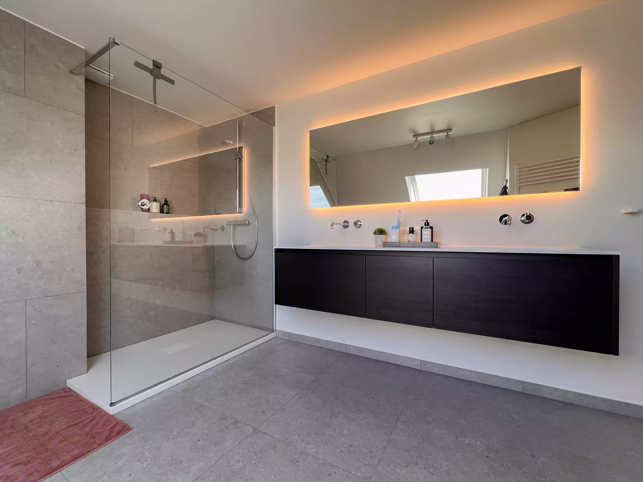 Moderne badkamer met warme, natuurlijke uitstraling