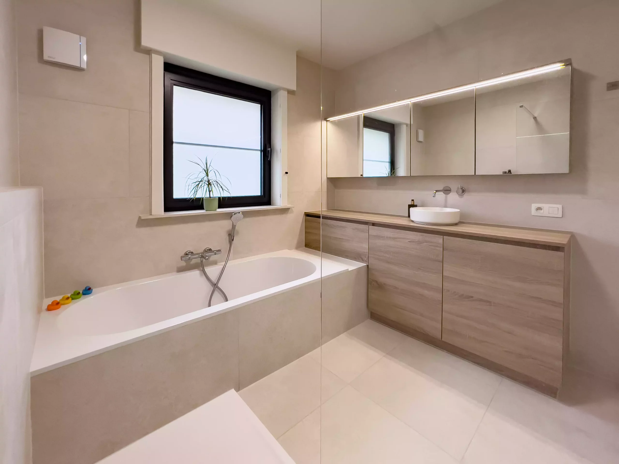 Badkamerrenovatie in Otegem – zacht, tijdloos en optimaal benut