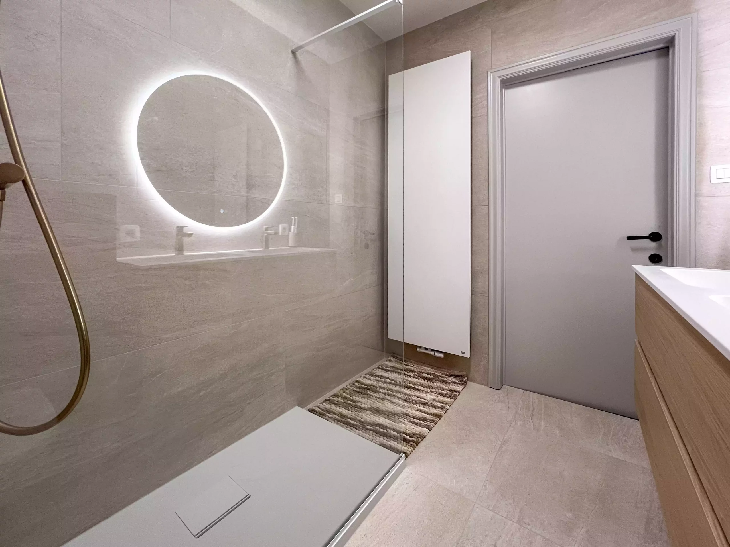 Compacte badkamer in warme, natuurlijke tinten